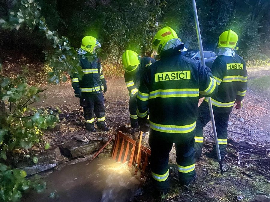 
                                Potok Sloupenk se v Blansku vylil z beh v noci na sobotu. Na mst ve korigovaly jednotky Sboru dobrovolnch hasi z Obrky, Tchova a Klepaova, tok se podailo vrtit do koryta. Silnice vedouc podl potoka Sloupenk je ale neprjezdn.
                                    