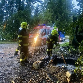 
                                Potok Sloupenk se v Blansku vylil z beh v noci na sobotu. Na mst ve korigovaly jednotky Sboru dobrovolnch hasi z Obrky, Tchova i Klepaova, tok se podailo vrtit do koryta. Silnice vedouc podl potoka Sloupenk je ale neprjezdn.
                                    