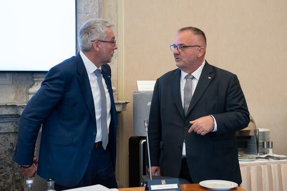 Ministr vnitra Lubom�r Metnar v diskusi s ministrem dopravy Ivanem Bedn�rikem p�ed jedn�n�m vl�dy, 20. �ervence 2026.