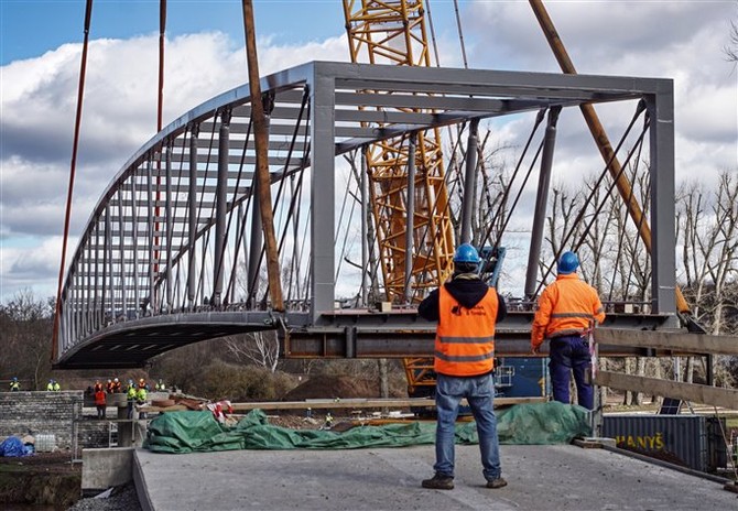 Stavbai usazuj lvku pes Jizeru. Foto Pavel ubrt