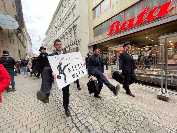 Švihlý pochod ulicemi Brna. Foto: Silly Walks - The International March