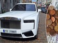 Automobil Rolls Royce a pen�ze (ilustra�n�)