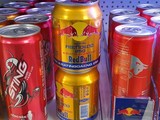 foto padělků energetických nápojů Red Bull v regálu na provozovně