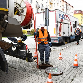 
                                Specializovan firma zahjila ppravn prce na nmst Republiky. FOTO: Michal Zboj
                                    