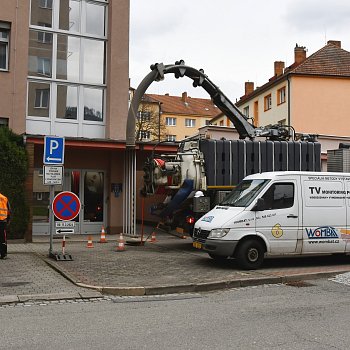 
                                Specializovan firma zahjila ppravn prce na nmst Republiky. FOTO: Michal Zboj
                                    