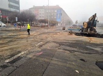 Havrie potrub uzavela kiovatku na Budjovick, MHD m objezdov trasy.