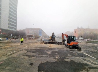 Havrie potrub uzavela kiovatku na Budjovick, MHD m objezdov trasy.