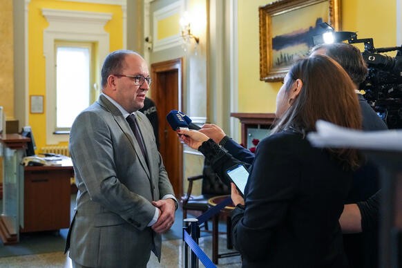 Ministr zemdlstv Marek Vborn v rozhovoru s novini po pchodu do Strakovy akademie, 27. listopadu 2024.