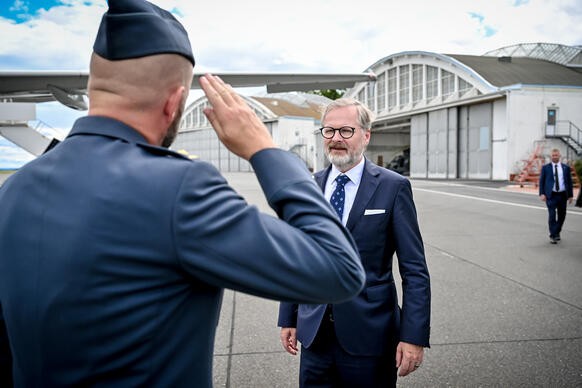 Premi�r Petr Fiala se zdrav� s kapit�nem vl�dn�ho letounu p�ed odletem do Berl�na, 22. �ervence 2025.
