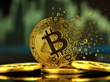 Detail zlaté bitcoinové mince, která se rozpadá na digitální jedničky a nuly, symbolizující dělitelnost bitcoinu a investování do zlomků BTC.