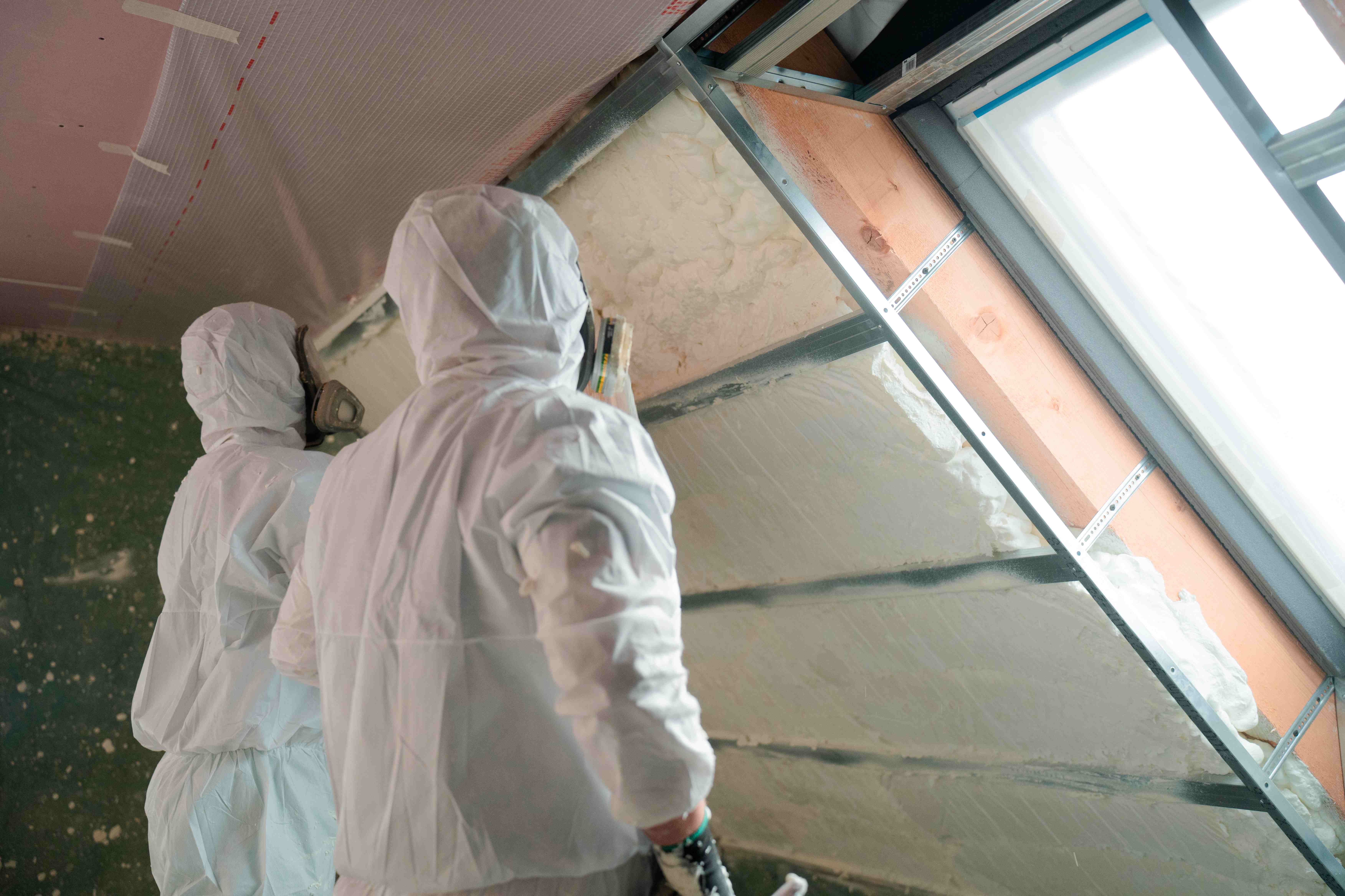 stříkaná izolace ilustrační