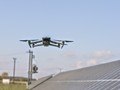 dron hlídá výkonnost solární elektrárny