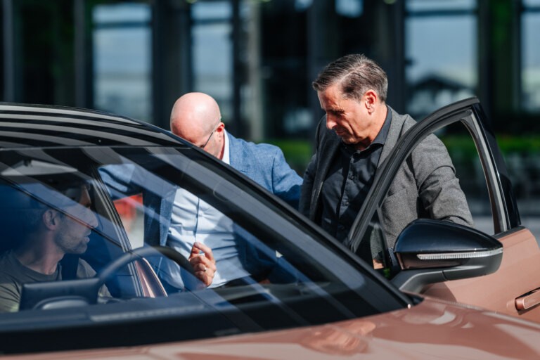 Pos�dce osobn� pop��l �t�st� i p�edseda p�edstavenstva �koda Auto Klaus Zellmer.