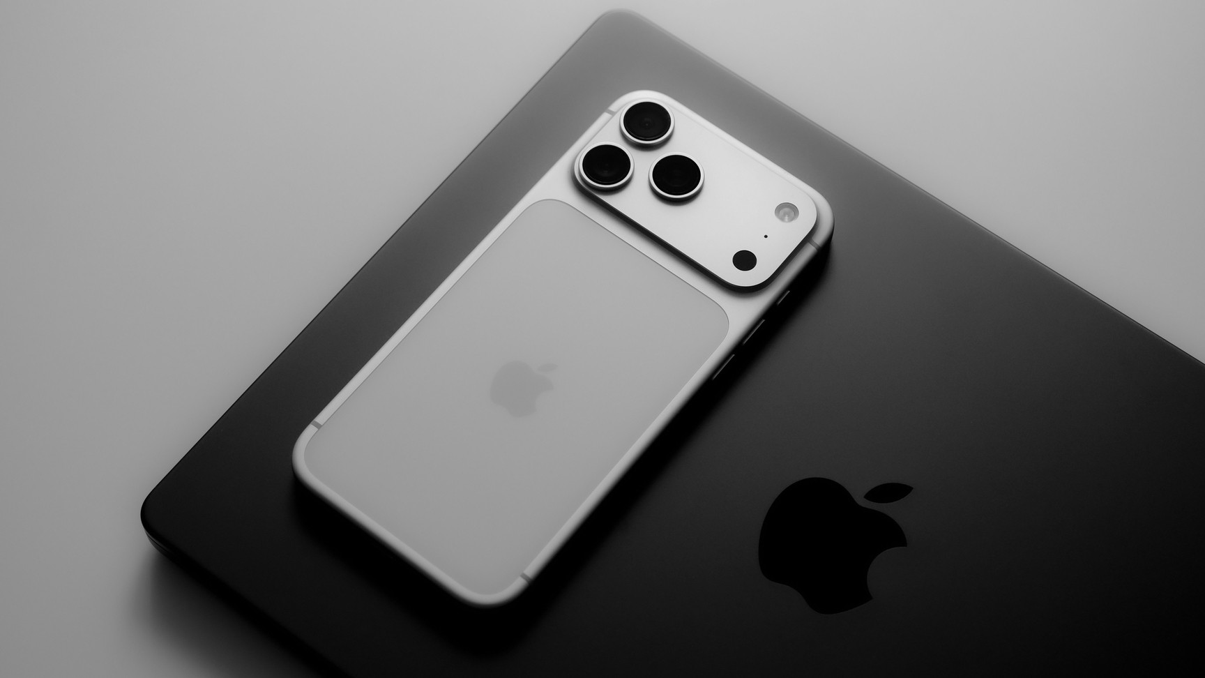 iPhone 17 Pro silver MacBook Pro