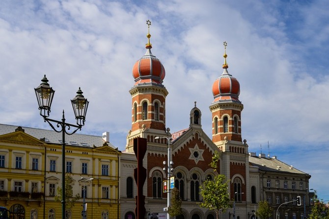 Plze podpo restaurovn dvojice bonch dve Velk synagogy