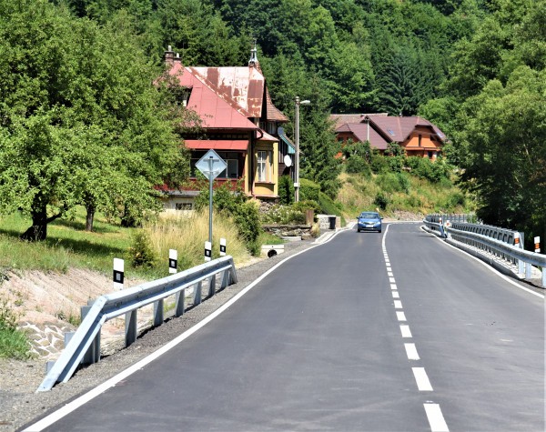 Silnice v Beneov u Semil se dokala prvn etapy rekonstrukce. Vrazn pomohly penze z evropskch zdroj