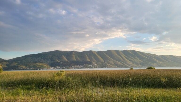 Skadarsk� jezero je z jedn� strany obklopeno horami.