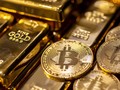 Detailní pohled na zlaté slitky a bitcoinové mince symbolizující vztah mezi tradičním zlatem a kryptoměnami. Ilustrační snímek znázorňuje bitcoin jako digitální zlato a jeho roli jako uchovatele hodnoty v moderním investičním prostředí.