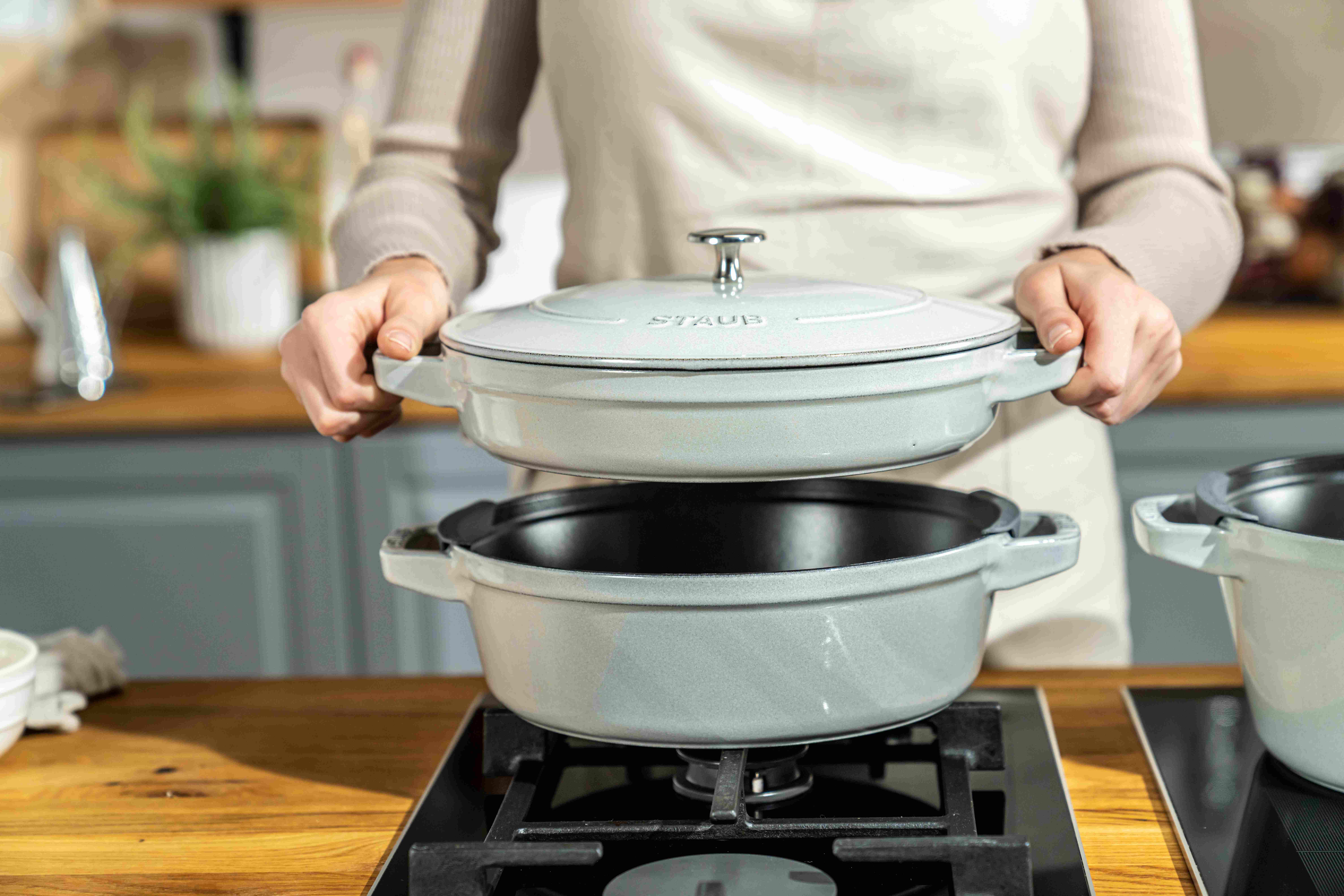 ilustrační litinový hrnec a pánev