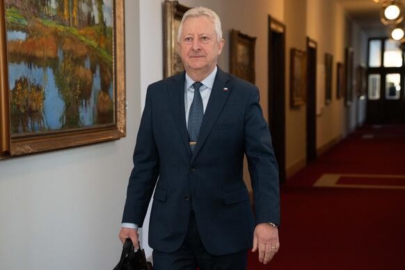 M�stop�edseda vl�dy a ministr obrany Jarom�r Z�na p�ich�z� k jednac�mu s�lu vl�dy ve Strakov� akademii, 19. ledna 2026.