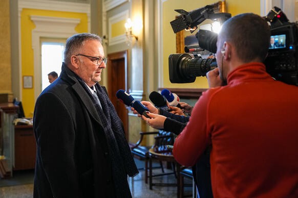 Ministr dopravy Ivan Bedn�rik v rozhovoru s novin��i po p��chodu do Strakovy akademie, 19. ledna 2026.