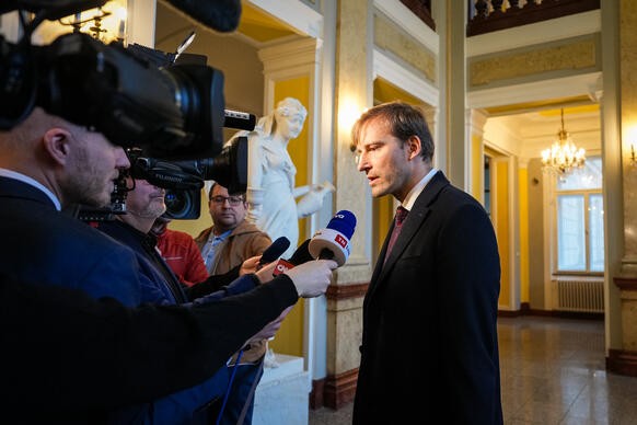 Ministr zdravotnictv� Adam Vojt�ch hovo�� s novin��i po p��chodu do Strakovy akademie, 19. ledna 2026.