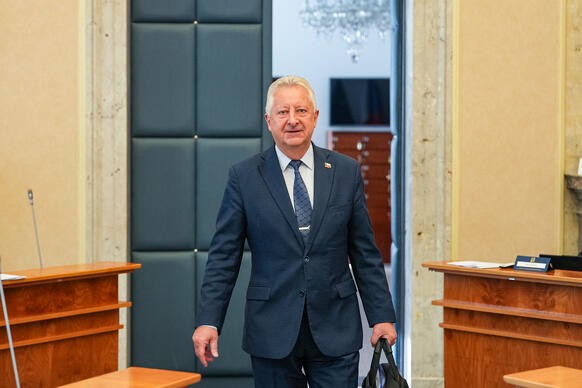 Vicepremiér a ministr obrany Jaromír Zůna přichází na zasedání vlády, 26. října 2026.
