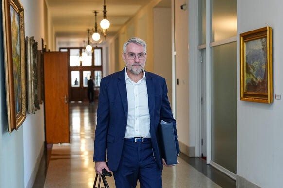 Ministr vnitra Lubomír Metnar přichází k jednacímu sálu vlády ve Strakově akademii, 26. října 2026.