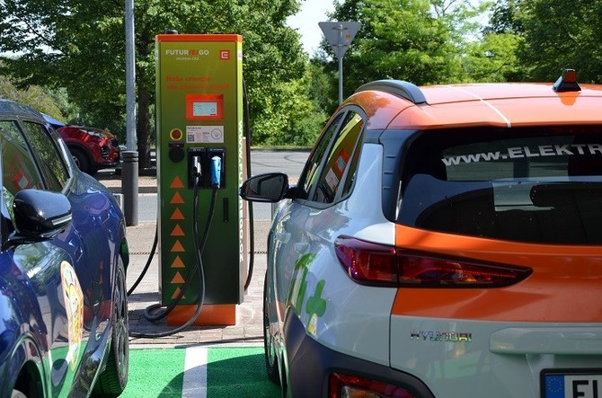 V Černicích u OC Olympia vzniklo velkokapacitní dobíjecí místo pro elektromobily