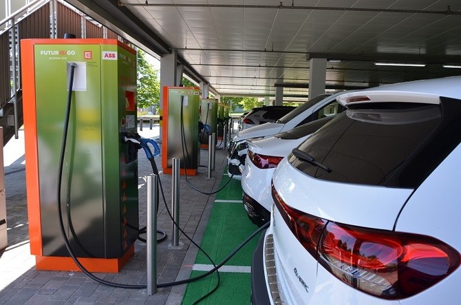 V Černicích u OC Olympia vzniklo velkokapacitní dobíjecí místo pro elektromobily