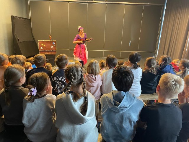 Fotografie z klauni�dy J�lie na v�let� Divadla Kufr na �kole �ejery v r�mci Dn� �esk� kultury v Poznani 29. 9. 2025 