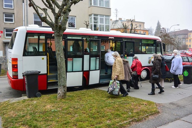 Posilujc dvku okovn proti covidu-19 dostali klienti dom s peovatelskou slubou v Plzni