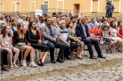 Benefin koncert v Hanckch kasrnch nadchnul Foto: David Sedlk