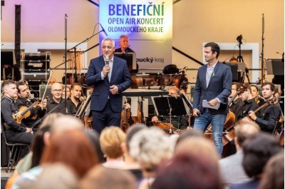 Benefin koncert v Hanckch kasrnch nadchnul Foto: David Sedlk