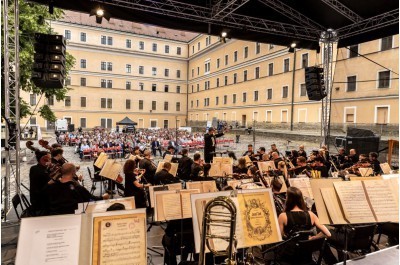 Benefin koncert v Hanckch kasrnch nadchnul Foto: David Sedlk