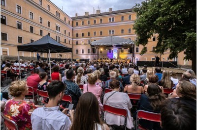 Benefin koncert v Hanckch kasrnch nadchnul Foto: David Sedlk