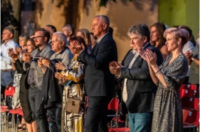 Benefin koncert v Hanckch kasrnch nadchnul Foto: David Sedlk