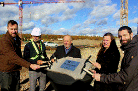 Obsah obrázku oblečení, obloha, osoba, venku Obsah generovaný pomocí AI může být nesprávný.