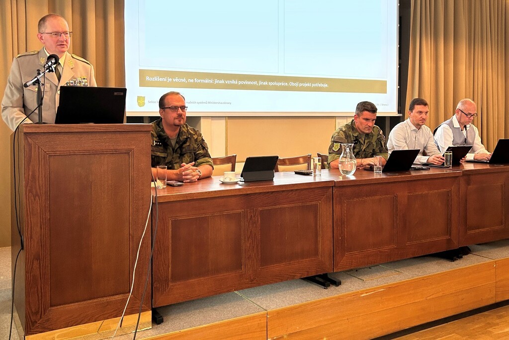 Brigádní generál Petr Šnajdárek při projevu na jednání meziresortní pracovní skupiny