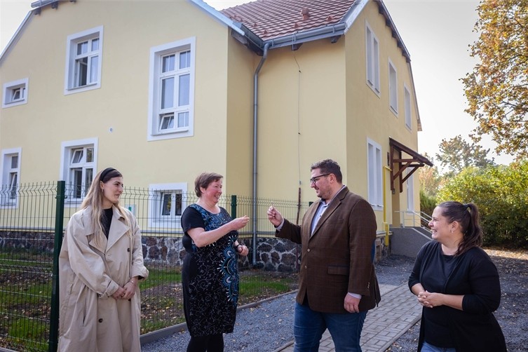Praha 8 předala Klokánku nový dům pro ohrožené děti