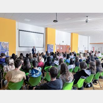 Člen bankovní rady Jan Procházka debatoval se studenty a učiteli o financích, kryptoaktivech i budoucnosti ekonomiky