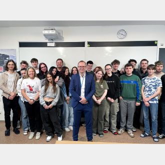 Člen bankovní rady Jan Procházka debatoval se studenty a učiteli o financích, kryptoaktivech i budoucnosti ekonomiky