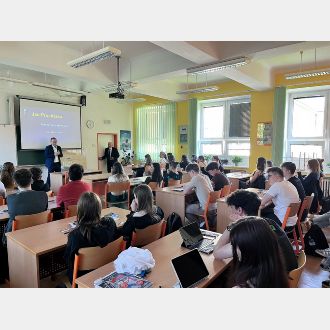 Člen bankovní rady Jan Procházka debatoval se studenty a učiteli o financích, kryptoaktivech i budoucnosti ekonomiky