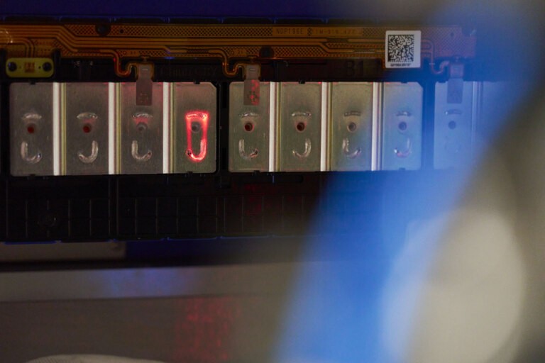 Při výrobě stacků roboti provedou více než 936 000 svarů za den.