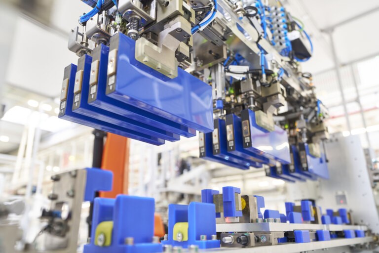 Robot skládá bateriové články na linku