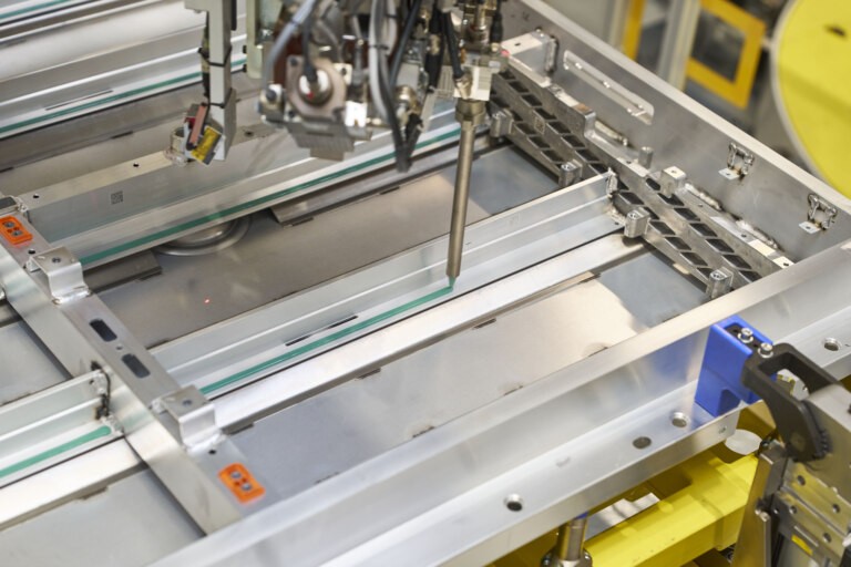 Nanášení lepidla pro upevnění stacků do baterie