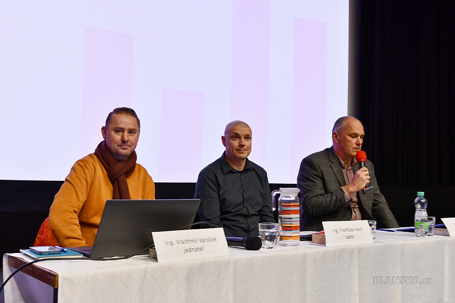 
                                Ceny tepla a hospodaen firmy na setkn pedstavili (zleva) jednatel Teplo Blansko s. r. o. Vlastimil Vanek, radn Frantiek Hav a radn Jan neas. FOTO: Michal Zboj
                                    