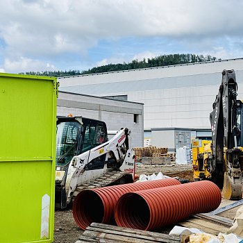 Práce na nosné konstrukci nového krytého bazénu na Sportovním ostrově Ludvíka Daňka finišují. Většina prací se přesune dovnitř stavby. FOTO: Pavla Komárková