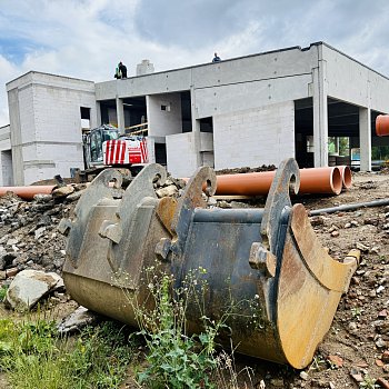 Práce na nosné konstrukci nového krytého bazénu na Sportovním ostrově Ludvíka Daňka finišují. Většina prací se přesune dovnitř stavby. FOTO: Pavla Komárková