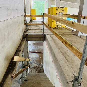 Práce na nosné konstrukci nového krytého bazénu na Sportovním ostrově Ludvíka Daňka finišují. Většina prací se přesune dovnitř stavby. FOTO: Pavla Komárková